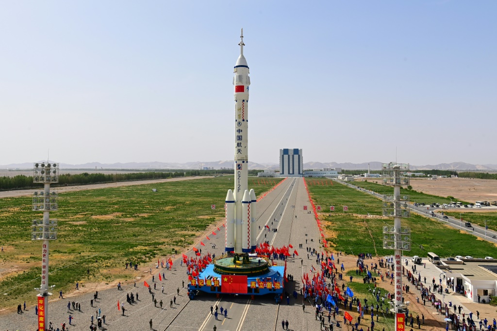 صاروخ يحمل مركبة الفضاء شنجو-16 ينقل إلى منصة الاطلاق في مركز جيوغوان الفضائي في الصين في 22 أيار/مايو 2023 (ا ف ب)