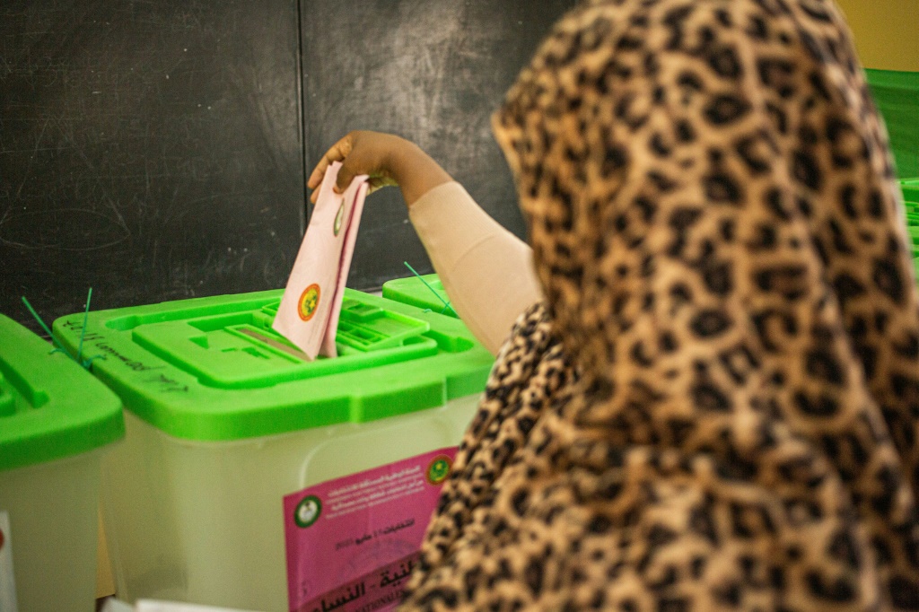امرأة موريتانية تدلي بصوتها في الانتخابات البرلمانية في نواكشوط بتاريخ 13 أيار/مايو 2023 (ا ف ب)