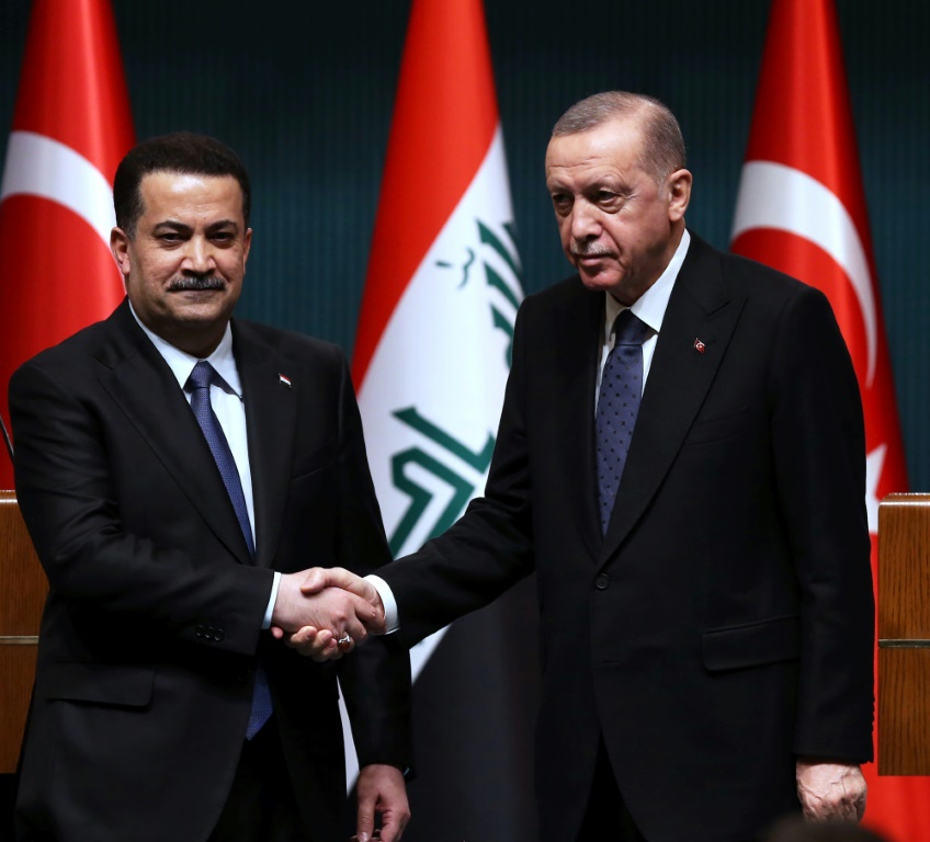 صورة تجمع رئيس الوزراء العراقي محمد شياع السوداني مع الرئيس التركي رجب طيب أردوغان (ا ف ب)