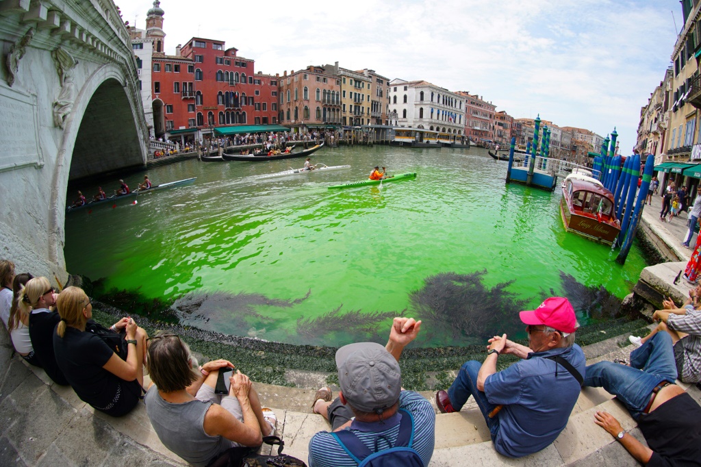 صورة وفرتها وكالة الأنباء الإيطالية Ansa في 28 أيار/مايو 2023 تظهر مياه القنال الكبير في البندقية تحوّلت إلى الأخضر (ا ف ب)
