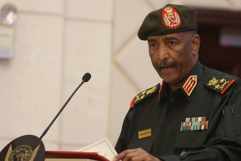     قائد الجيش السوداني عبد الفتاح البرهان بعد توقيع اتفاق في أواخر عام 2022 يهدف إلى إنهاء أزمة عميقة سببها انقلاب عسكري عام 2021. (أ ف ب)