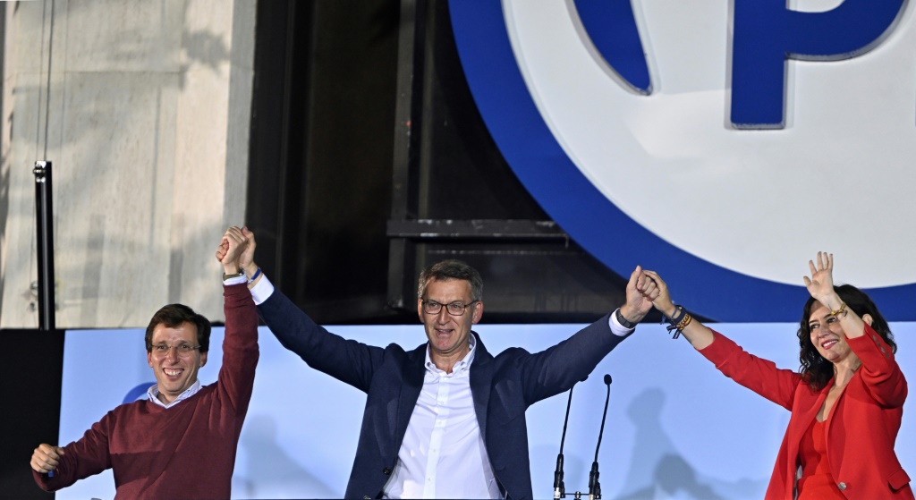 زعيم الحزب الشعبي اليميني ألبرتو نونيس فيخو (وسط) يحتفل بالفوز في مقر الحزب في مدريد في 28 أيار/مايو 2023 (ا ف ب)