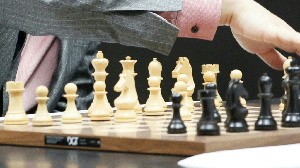 صورة تعبيرية لشخص يلعب الشطرنج (ا ف ب)