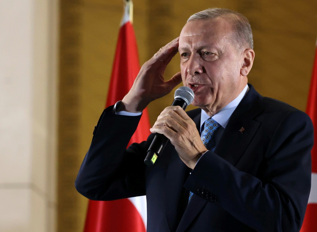 الرئيس التركي بعد الإعلان عن فوزه بالانتخابات (أ ف ب)