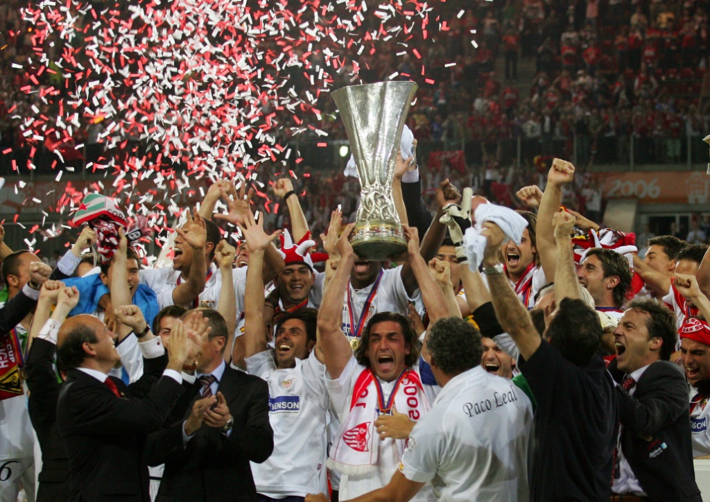 لاعبو إشبيلية يحتفلون بتحقيق لقب يوروبا ليغ على حساب ميدلزبره الإنكليزي في 10 أيار/مايو 2006 (ا ف ب)