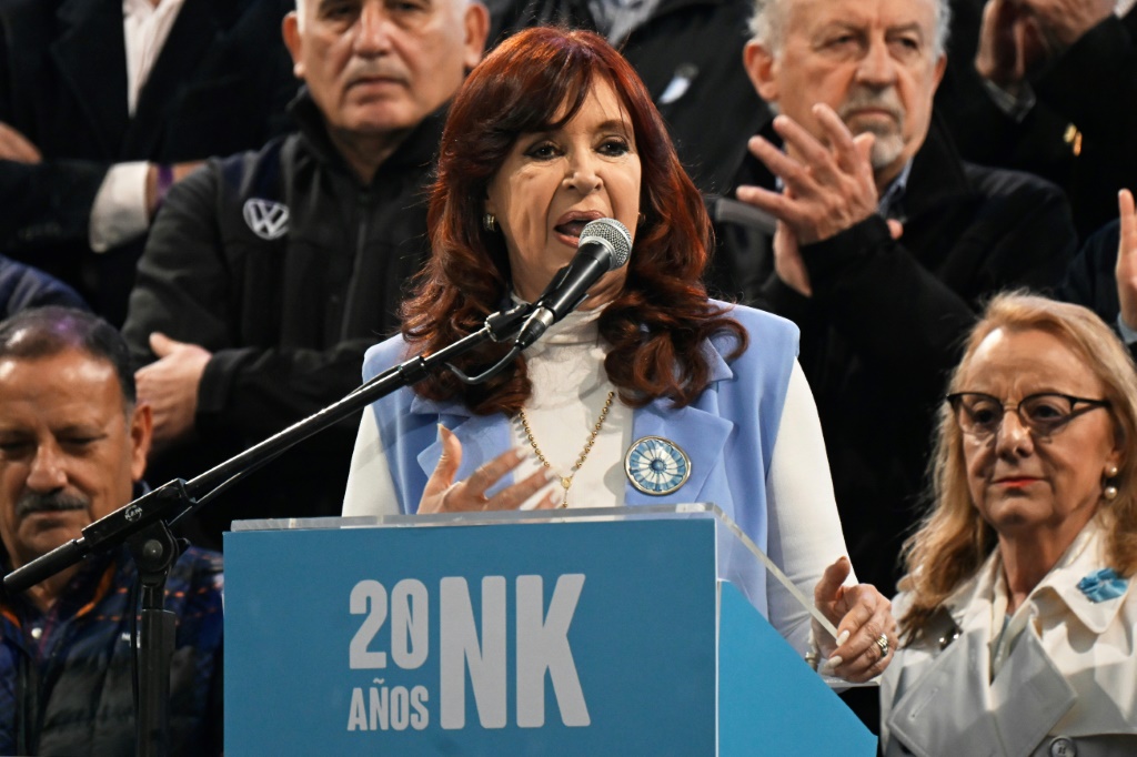 نائبة الرئيس الأرجنتيني كريستينا كيرشنر تتوجه إلى مناصريه في بلازا دي مايو في بوينوس آيرس في 25 أيار/مايو 2023 (ا ف ب)