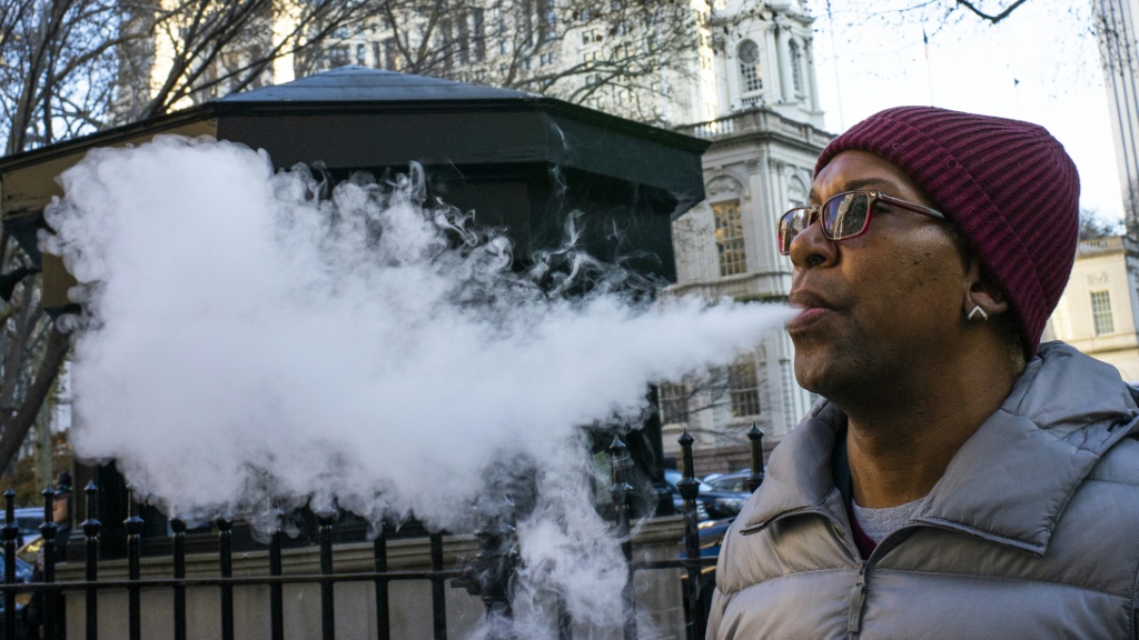 رجل يدخن سيجارة إلكترونية في نيويورك في تشرين الثاني/نوفمبر 2019 (ا ف ب)