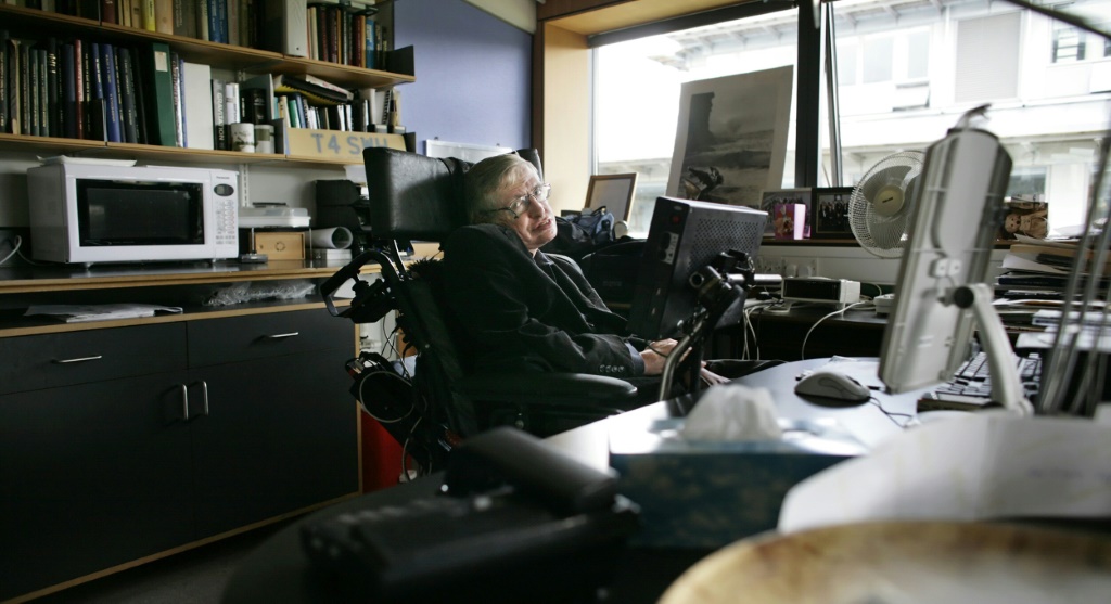 ستيفن هوكينغ بمكتبه في جامعة كامبريدج في 3 ايلول/سبتمبر 2007 (ا ف ب)