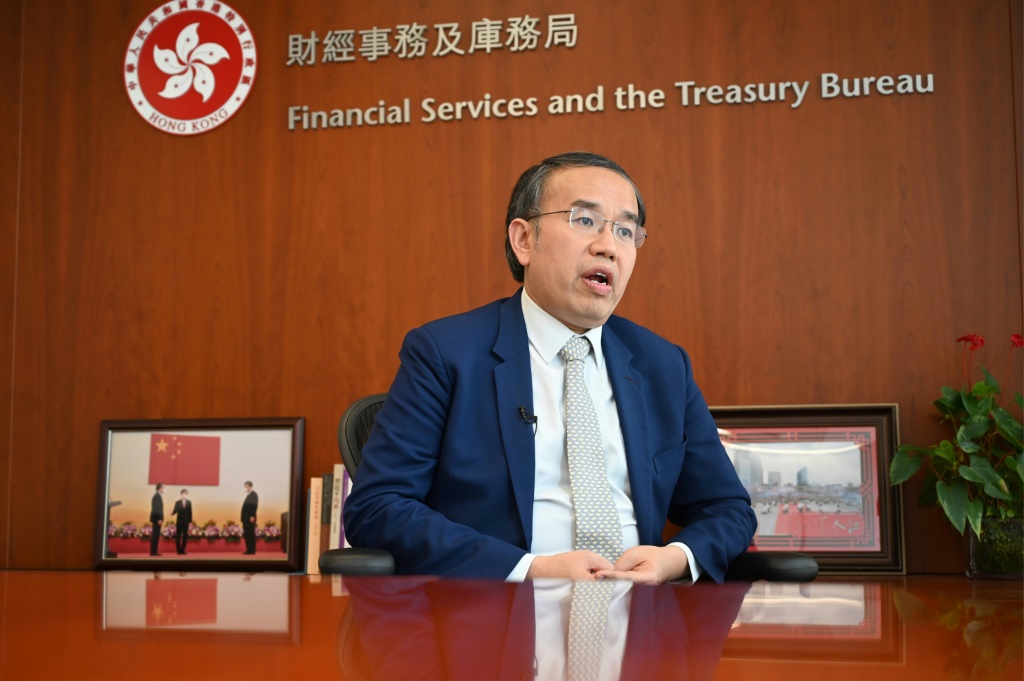  رئيس الخزانة في هونغ كونغ كريستوفر هوي يتحدث خلال مقابلة مع وكالة فرانس برس في هونغ كونغ (أ ف ب)