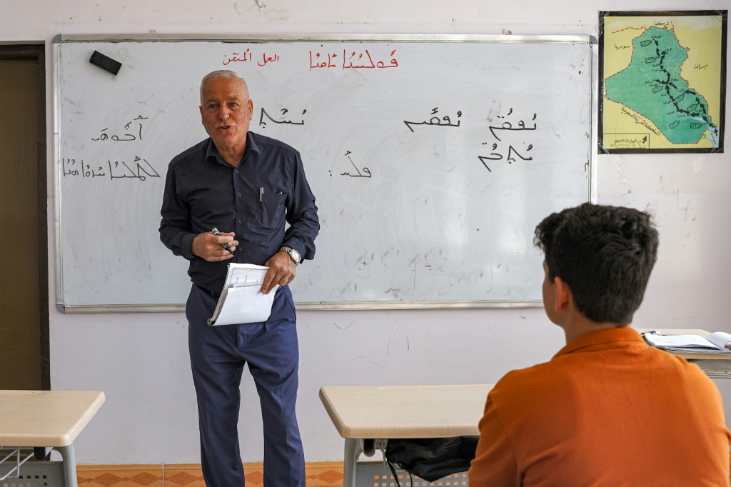 أستاذ اللغة السريانية صلاح سركيس في مدرسة في قرقوش في ولاية نينوى العراقية في 10 أيار/مايو 2023 (ا ف ب)