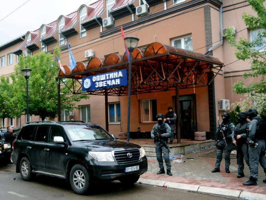 شرطة مكافحة الشغب أمام مبنى بلدية زفيكان في شمال كوسوفو في 26 أيار/مايو 2023 (ا ف ب)
