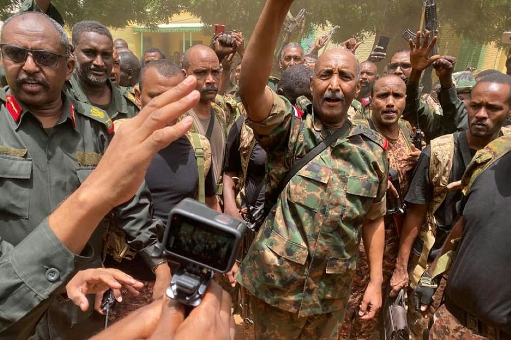     رئيس الجيش السوداني عبد الفتاح البرهان يحشد قواته في قتال ضد الفصائل شبه العسكرية المتناحرة في العاصمة الخرطوم يوم الثلاثاء. (أ ف ب)