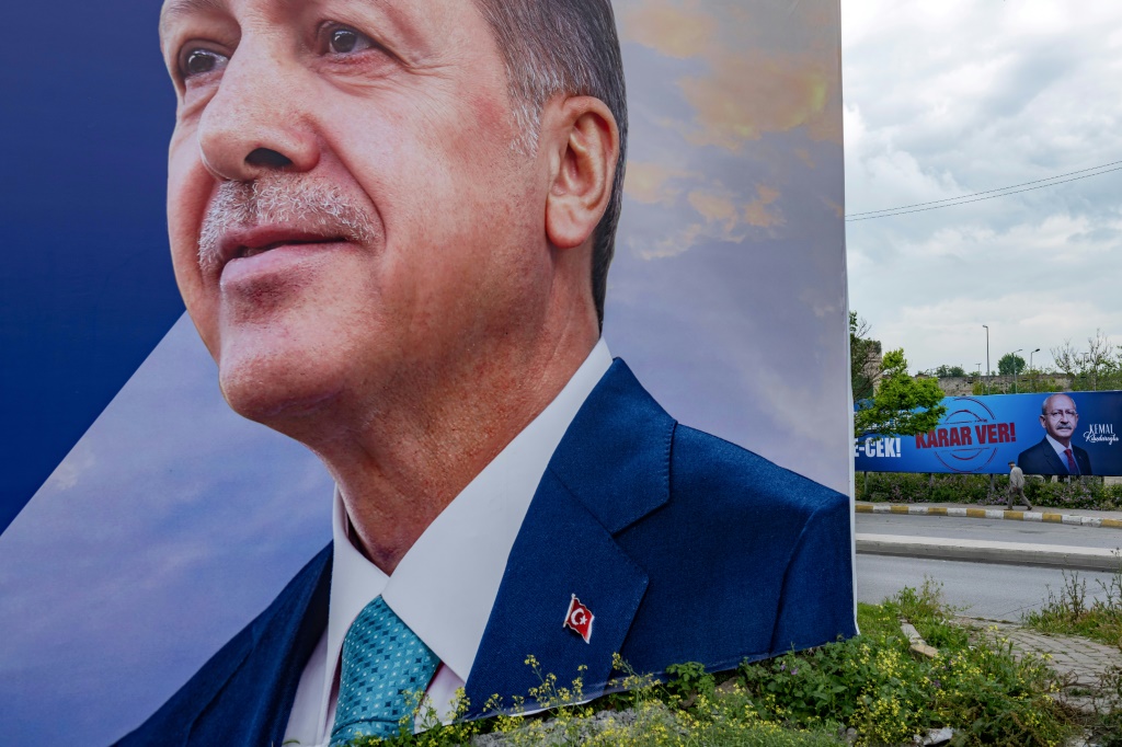 أشرف أردوغان ، الذي يدخل العقد الثالث من حكمه بعد فوزه التاريخي يوم الأحد ، على أسوأ أزمة اقتصادية في البلاد منذ التسعينيات حيث بلغ التضخم أكثر من 40 بالمئة (أ ف ب)