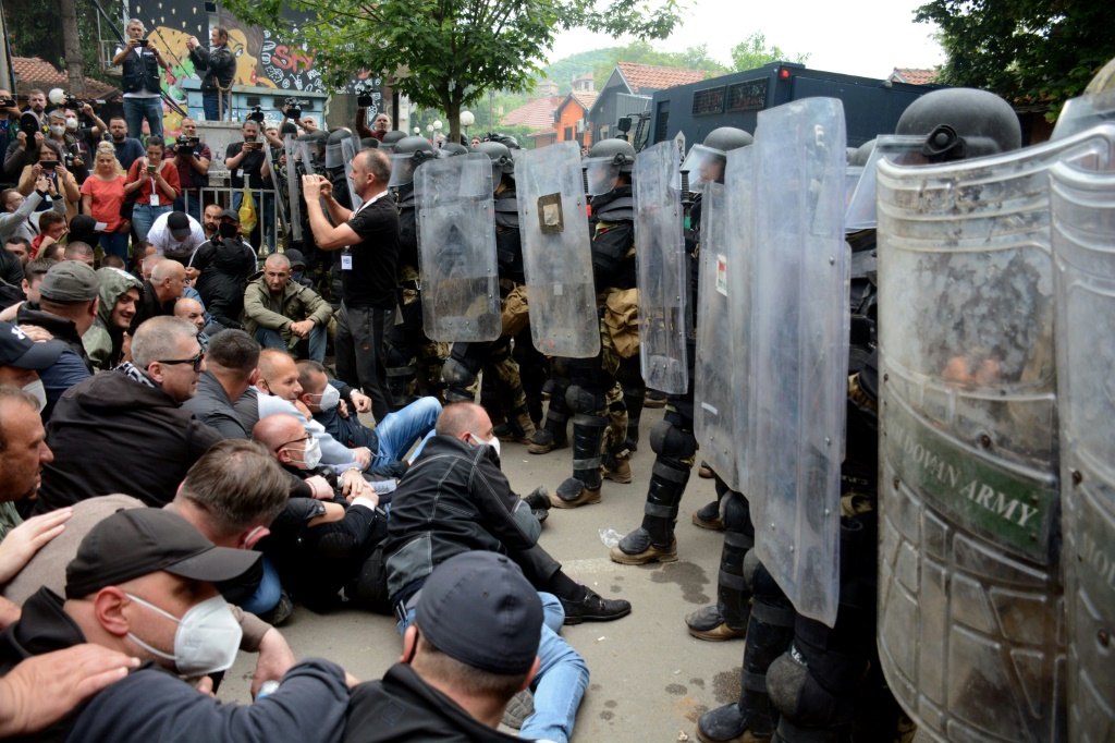  صرب كوسوفوا بمواجهة شرطة مكافحة الشغب في زفيكان بتاريخ 29 أيار/مايو 2023 (أ ف ب)