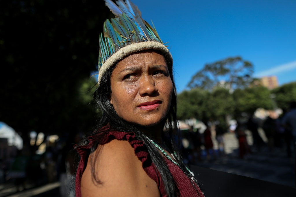 سيدة من السكان الأصليين في تظاهرة ضد مشروع قانون يحد من ترسيم أراضيهم في ماناوس بالبرازيل في 30 أيار/مايو 2023 (ا ف ب)