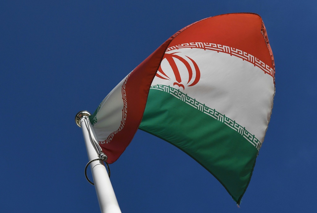     علم إيران خارج مقر الوكالة الدولية للطاقة الذرية في فيينا خلال اجتماع مجلس حكام الوكالة في الأول من آذار/مارس 2021 (أ ف ب)