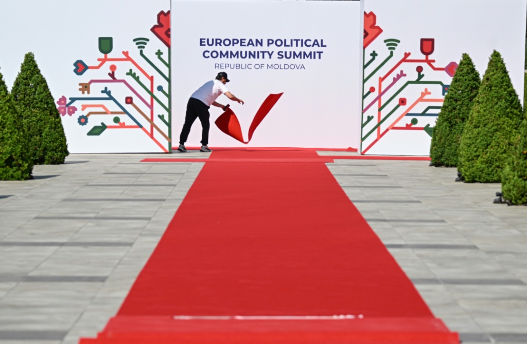 موظف يمد سجادة حمراء عند مدخل قلعة ميمي عشية قمة المجموعة السياسية الأوروبية في بولبواكا في 31 أيار/مايو 2023 (ا ف ب)