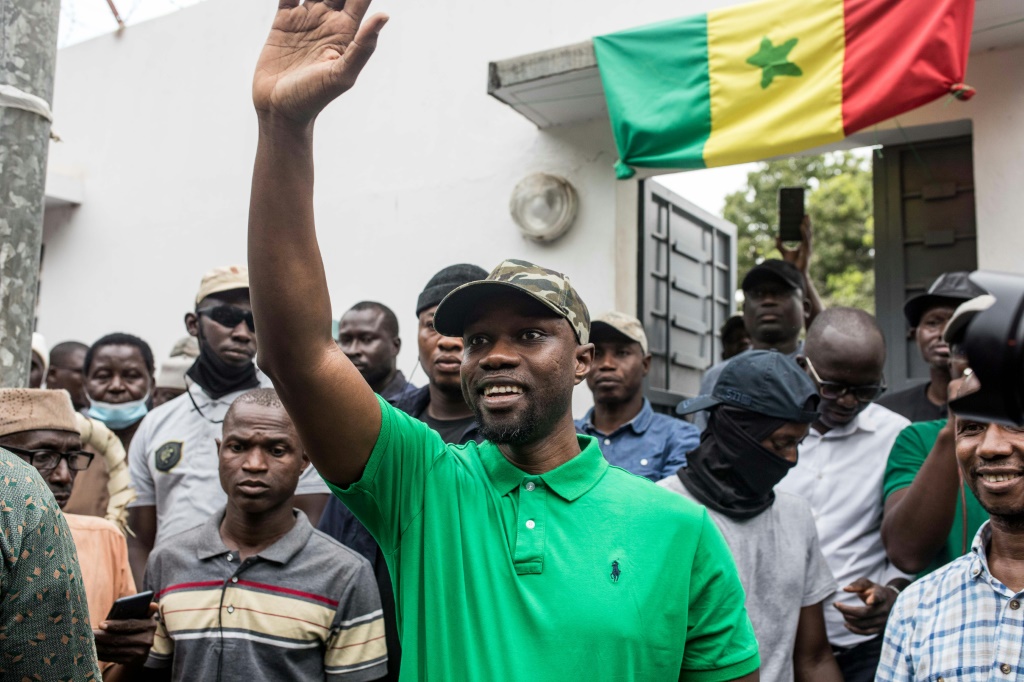 المعارض السنغالي عثمان سونكو في تجمع في زيغينشور (جنوب) في 24 أيار/مايو 2023 (ا ف ب)