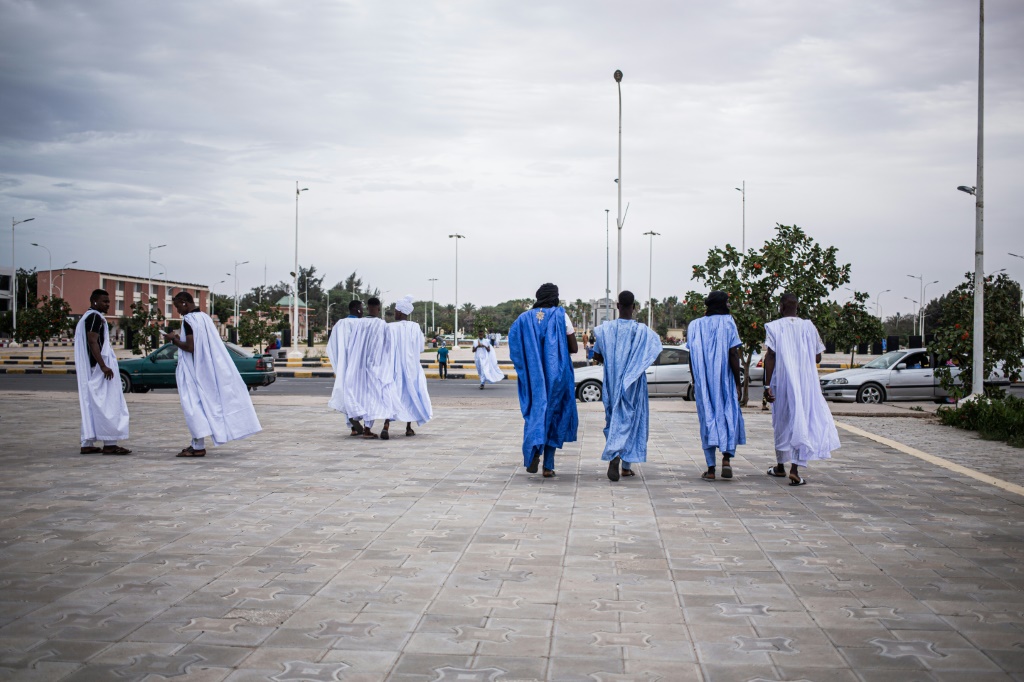 موريتانيون في وسط نواكشوط خلال عيد الفطر في 21 نيسان/ابريل 2023 (ا ف ب)