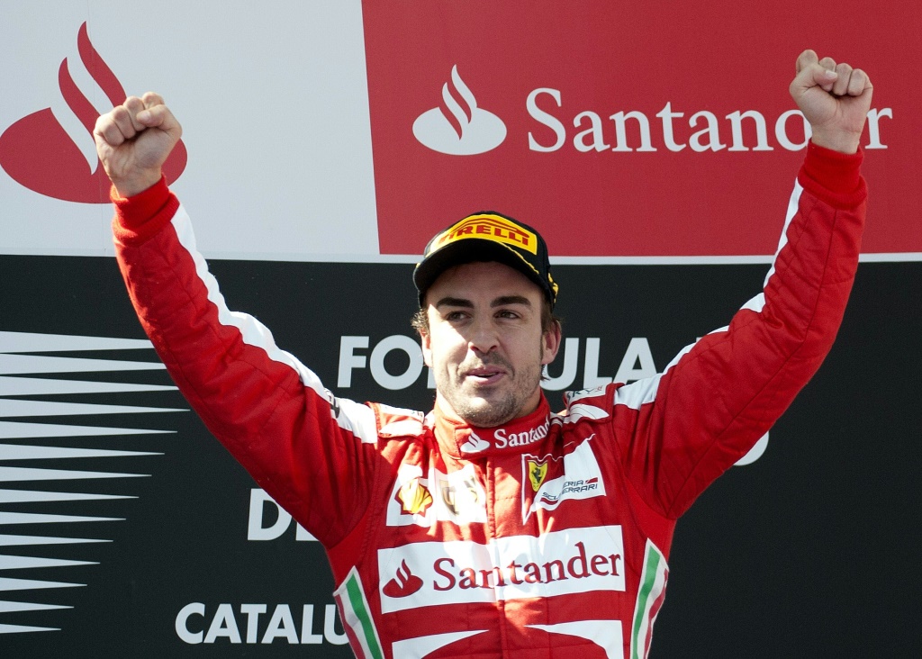 الإسباني فرناندو ألونسو يحتفل بفوزه الأخير في الفورمولا واحد مع فيراري خلال سباق جائزة إسبانيا الكبرى 2013 (ا ف ب)