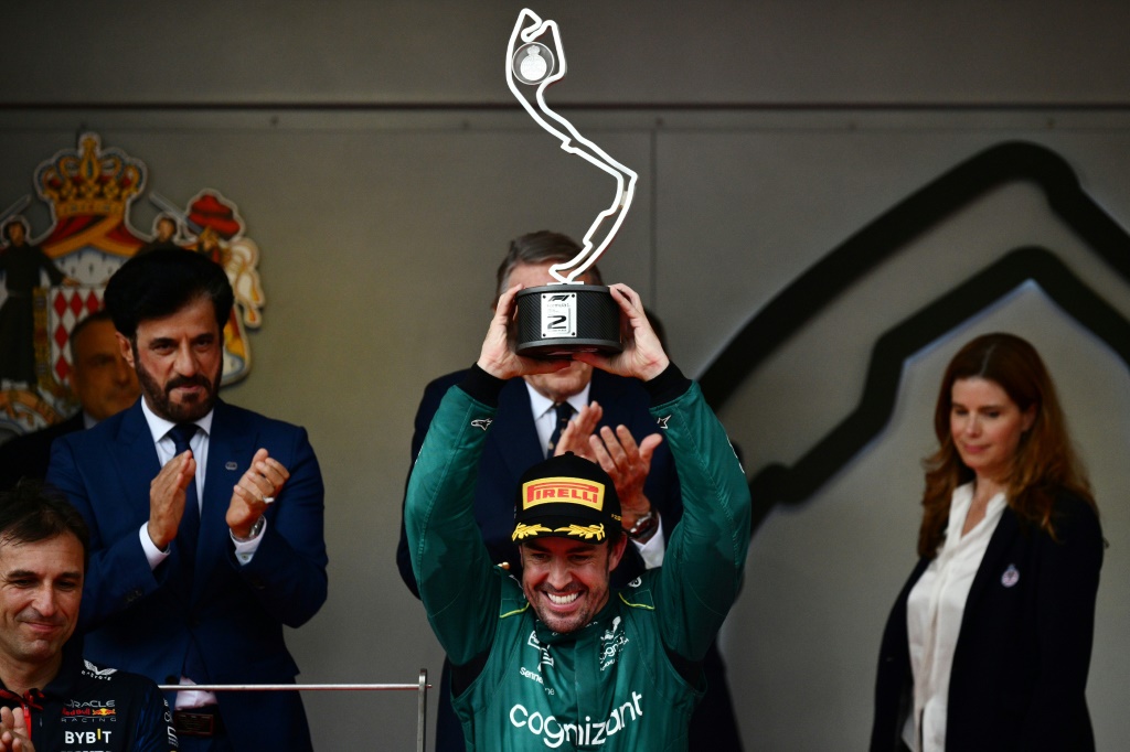  سائق استون مارتن الإسباني فرناندو ألونسو يرفع كأس المركز الثاني لسباق جائزة موناكو الكبرى في 28 أيار/مايو 2023 (ا ف ب)