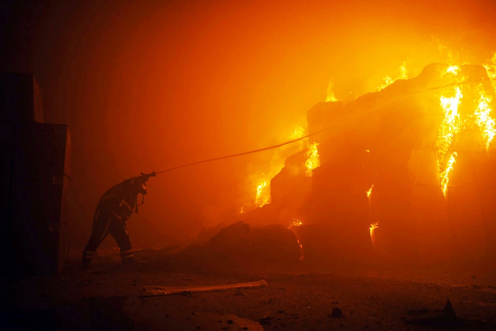    منقذ يطفئ حريقًا بعد هجوم بطائرة بدون طيار على كييف (أ ف ب)   