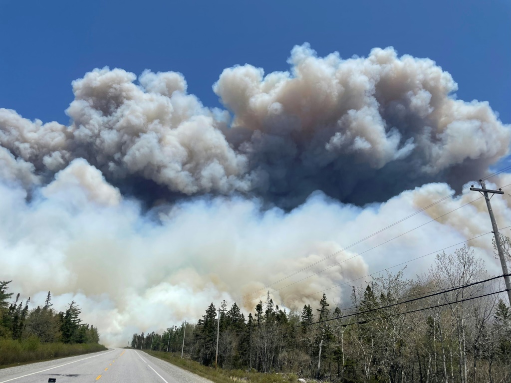 دخان يتصاعد من حريق قرب بحيرة بارينغتون في شرق كندا في 28 أيار/مايو 2023. (ا ف ب)