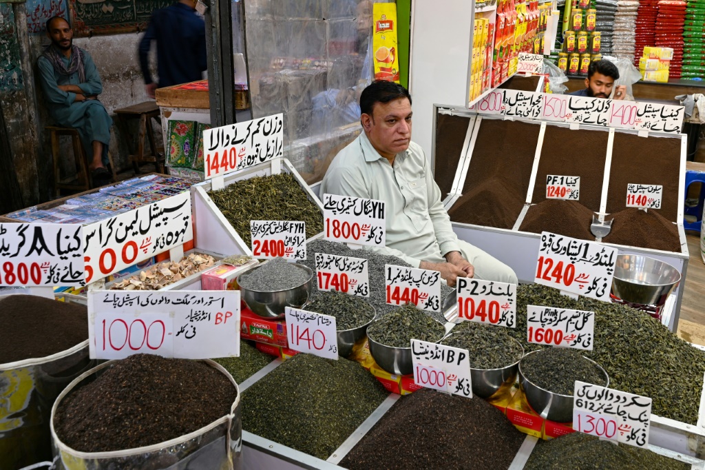     بائع شاي ينتظر زبائنه في متجره في روالبندي. وبلغ معدل التضخم على أساس سنوي 37.97 بالمئة في مايو وفقا لأحدث البيانات (أ ف ب)   