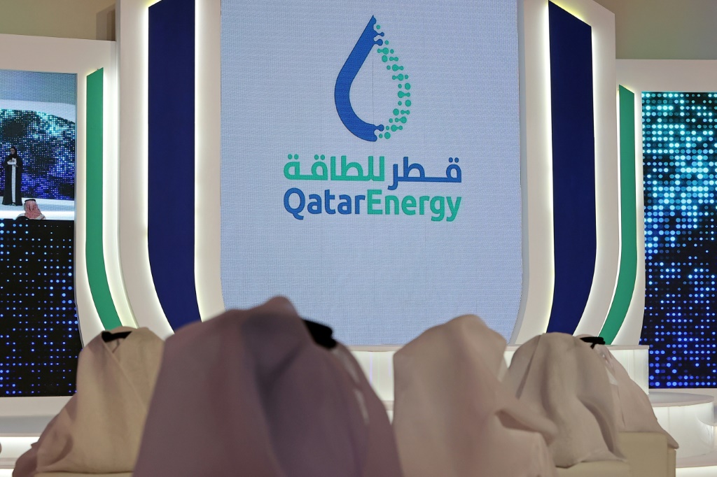 شعار شركة "قطر للطاقة" في الدوحة في 11 تشرين الأول/أكتوبر 2021 (ا ف ب)