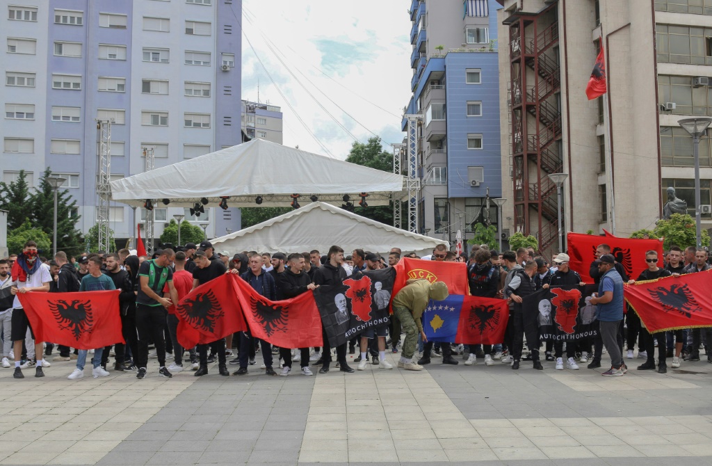 ألبان كوسوفو يحملون علم البانيا خلال تظاهرة في جنوب ميتروفيتسا في 1 حزيران/يونيو 2023 (ا ف ب)