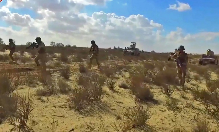 لقطة من فيديو موزّع نشر على صفحة الناطق باسم الجيش المصري في فيسبوك بتاريخ 8 كانون الأول/ديسمبر 2020 لجنود مصريين خلال عمليات في الصحراء(ا ف ب)