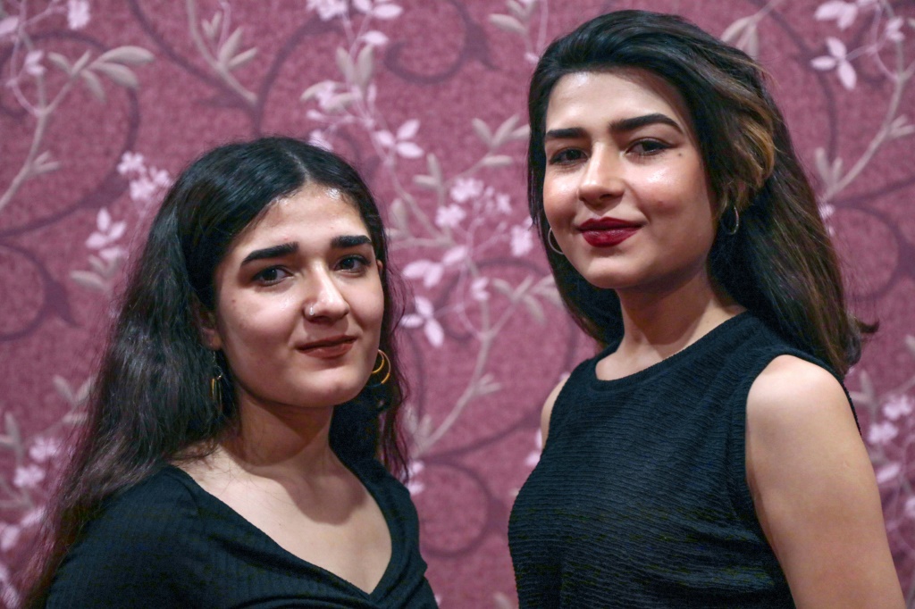 الشقيقتان الكرديتان السوريتان، الموسيقيتان نورشين (يمين) وبروين صالح، في اربيل عاصمة اقليم كردستان العراق في الأول من أيار/مايو 2023 (ا ف ب)