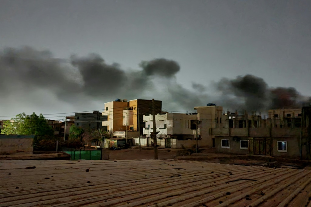     دخان يتصاعد فوق الخرطوم بعد قتال عنيف بين قوات الأمن السودانية المتنافسة في وقت سابق هذا الأسبوع (أ ف ب)