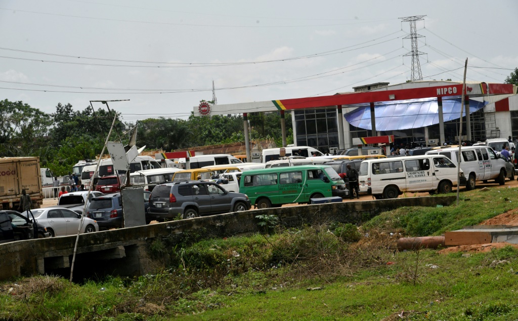     طوابير سيارات أمام محطة لشراء الوقود في ماغبورو في ولاية أوغون في جنوب غرب نيجيريا في 30 أيار/مايو 2023 (أ ف ب)