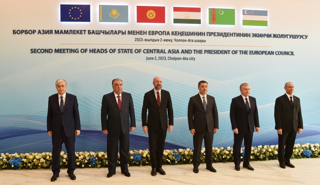 رئيس المجلس الأوروبي شارل ميشال (الرابع من اليمين) ورؤساء دول كازاخستان وقرغيزستان وأوزبكستان وطاجيكستان ورئيس وفد من تركمنستان، في قمة في شولبون آتا في الثاني من حزيران/يونيو 2023 (ا ف ب)