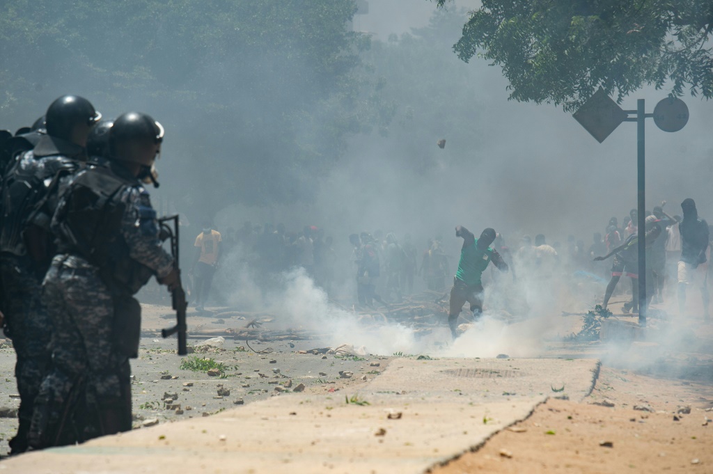 انصار المعارض السنغالي عثمان سونكو يرشقون قوات الأمن بالحجارة في العاصمة دكار في 01 حزيران/يونيو 2023 (ا ف ب)