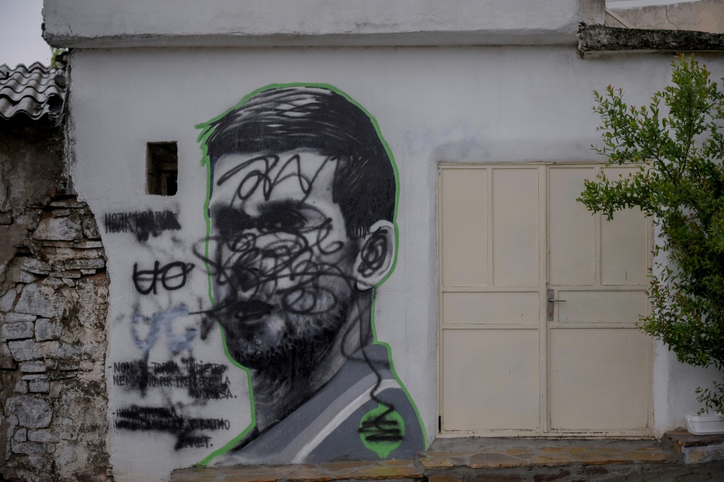 صورة على جدار لبطل التنس الدولي نوفاك ديوكوفيتش تعرضت للتخريب في بلدة راهوفيتش التي تعيش حولها غالبية من ألبان كوسوفو، في 31 أيار/مايو 2023 (ا ف ب)