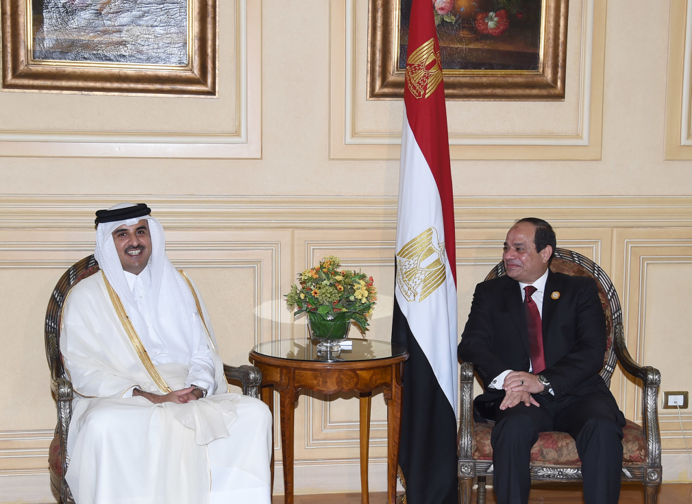 الرئيس المصري عبد الفتاح السيسي مع أمير قطر الشيخ تميم بن حمد آل ثاني (الديوان الأميري القطري)