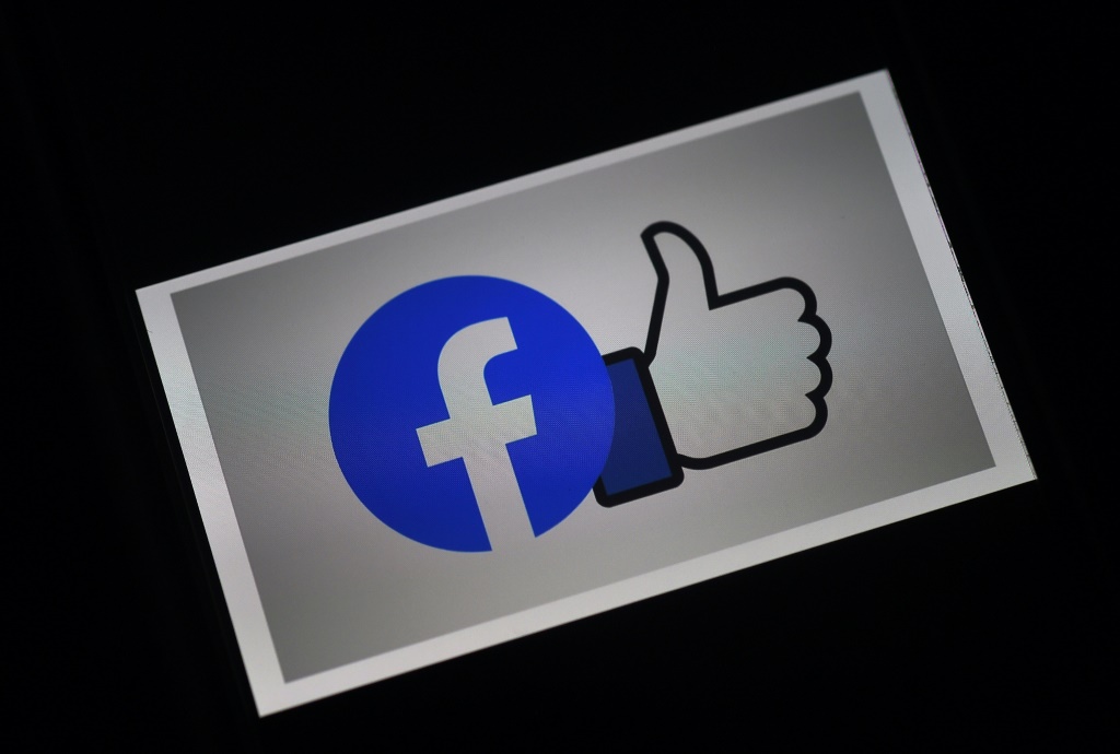     شعار شركة فيسبوك على هاتف محمول في صورة التُقطت في آذار/مارس 2020 في أرلينغتون في ولاية فيرجينيا الأميركية (أ ف ب)