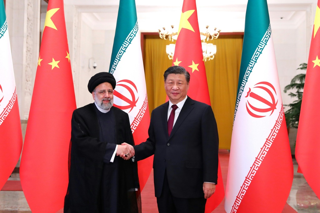 الرئيس الصيني شي جين بينغ مع نظيره الإيراني إبراهيم رئيسي في بكين (أ ف ب)