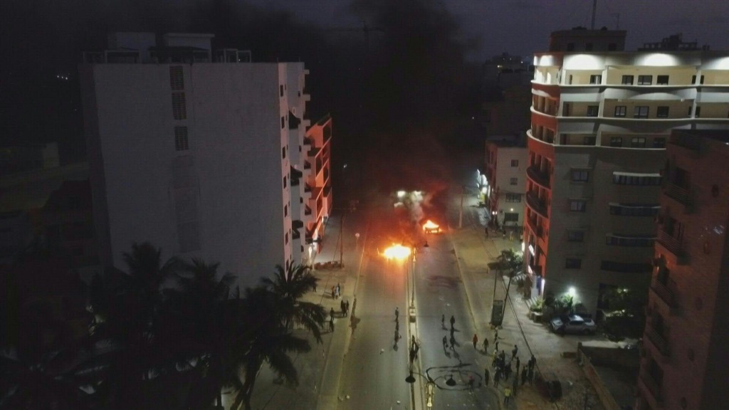    اشتعلت النيران في داكار بعد احتجاجات على اعتقال سونكو (أ ف ب)