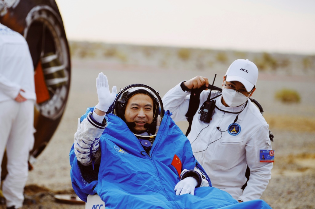 رائد الفضاء الصيني فاي جونلونغ بعد عودته إلى الأرض في منغوليا الداخلية في الصين بتاريخ الرابع من حزيران/يونيو 2023 (ا ف ب)
