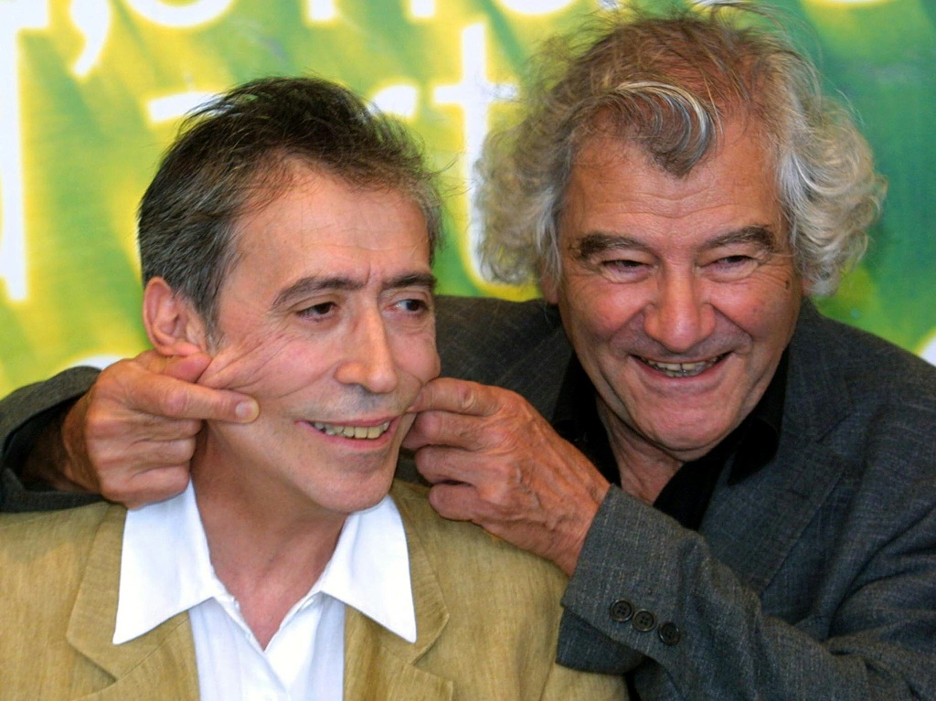 المخرج الفرنسي جاك روزييه (يمين) إلى جانب الممثل الفرنسي البرتغالي لويس ريغو على هامش مهرجان البندقية السينمائي في أيلول/سبتمبر 2001 (ا ف ب)