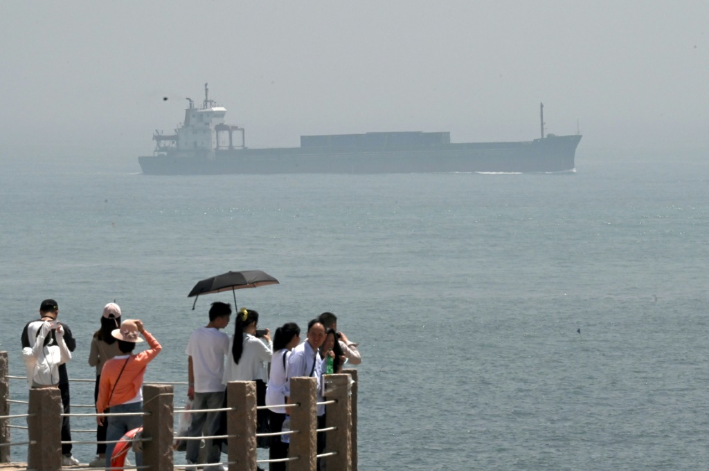 سفينة شحن تعبر مضيق تايوان عند جزيرة بنغتان، اقرب نقطة في الصين الى تايوان في اقليم فوجيان الصيني بجنوب شرق البلاد في 16 نيسان/ابريل 2023 (ا ف ب)