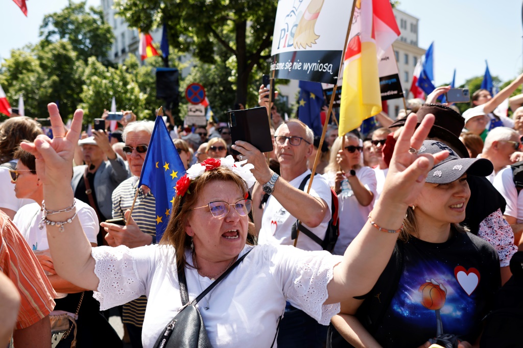    خرج البولنديون بقوة للانضمام إلى المسيرة المناهضة للحكومة في وارسو (أ ف ب) 