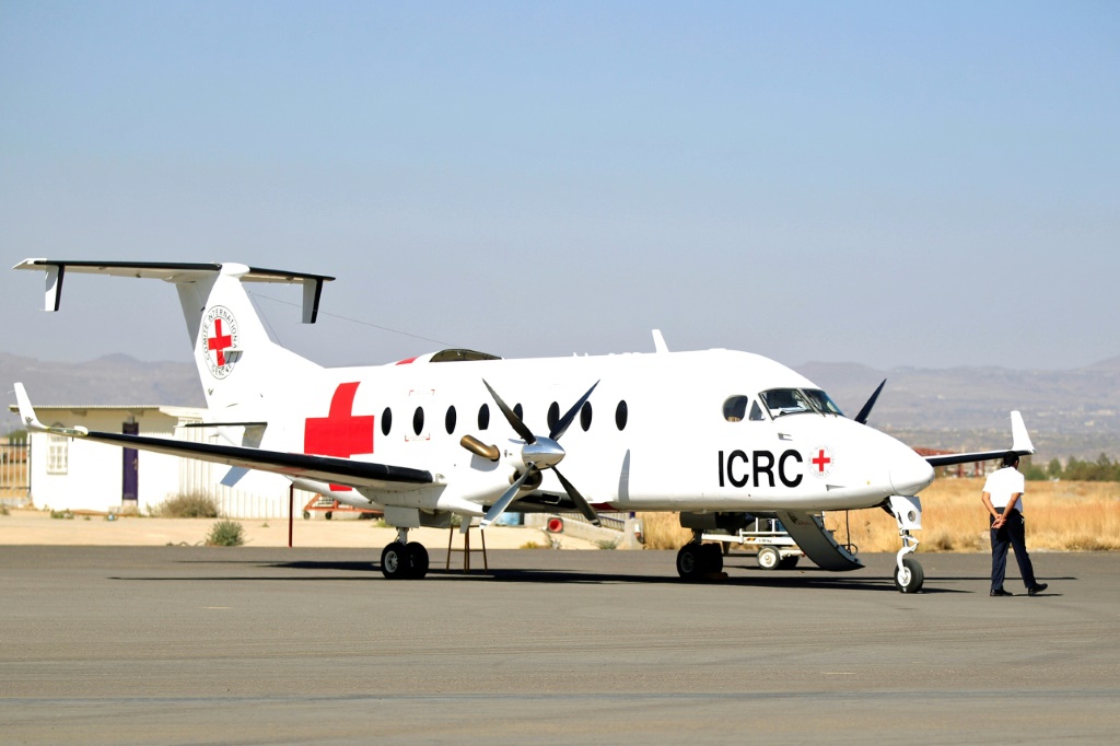     طائرة تابعة للجنة الدولية للصليب الاحمر في مطار صنعاء في 25 تشرين الثاني/نوفمبر 2017 (أ ف ب)