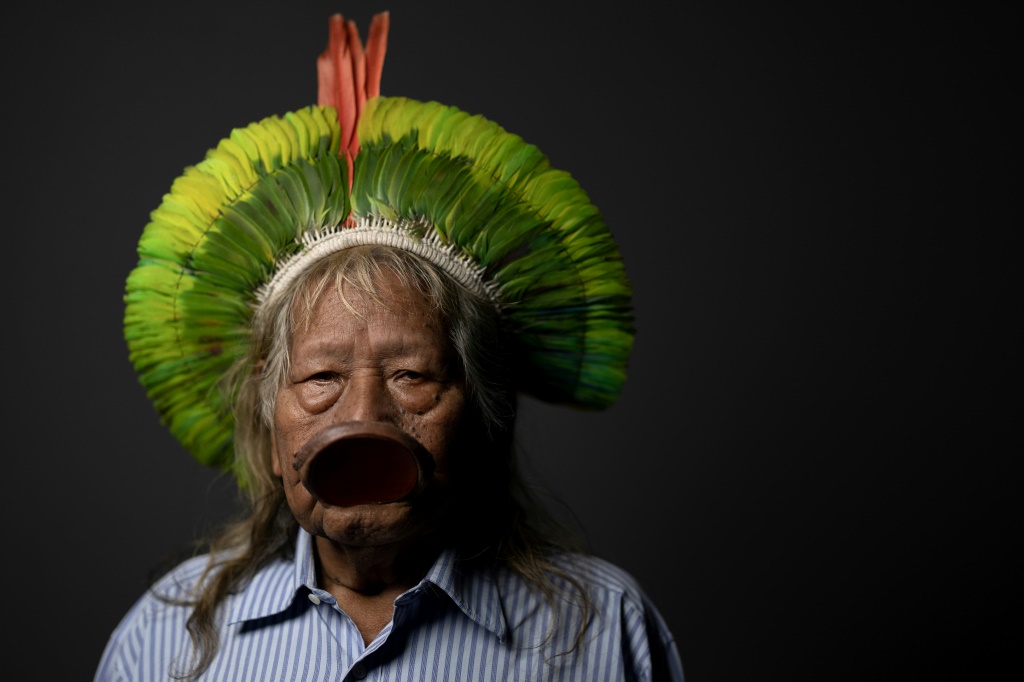 أحد قادة السكان الأصليين راوني ميتوكتيري (90 عاما) في باريس في 01 حزيران/يونيو 2023 (ا ف ب)