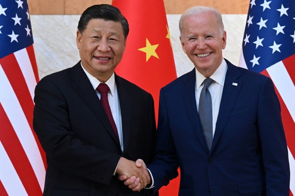 الرئيس الأميركي جو بايدن والرئيس الصيني شي جينبينغ يتصافحان خلال قمة مجموعة العشرين في نوسا دوا بجزيرة بالي في إندونيسيا بتاريخ 14 تشرين الثاني/نوفمبر 2022 (ا ف ب)