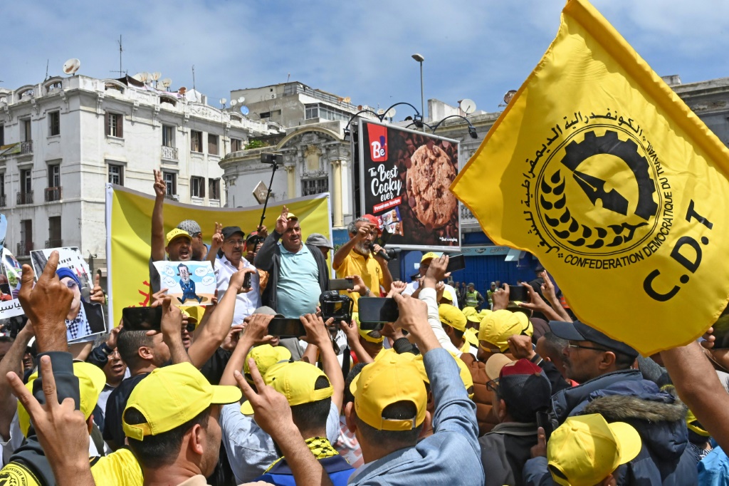 نشطاء من الكنفدرالية الديموقراطية للشغل أثناء تظاهرة في الدار البيضاء احتجاجا على غلاء المعيشة في 4 حزيران/يونيو 2023 (ا ف ب)