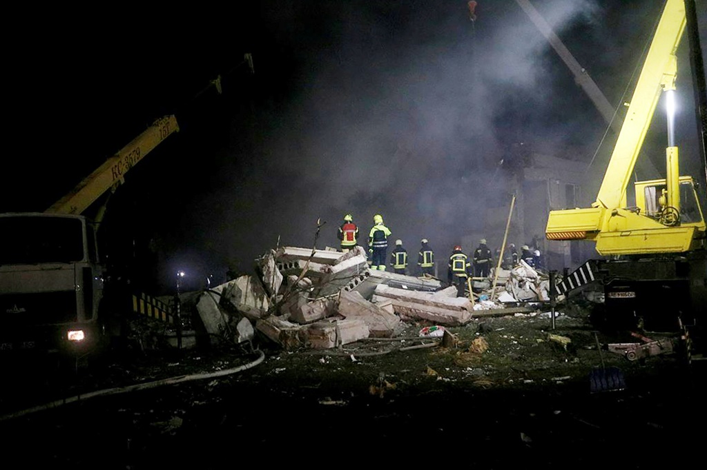صورة وزعها جهاز الطوارئ الأوكراني بتاريخ 3 حزيران/يونيو 2023 لعناصر إنقاذ عند موقع مبنى سكني تضرر نتيجة ضربة صاروخية على أطراف دنيبرو (ا ف ب)